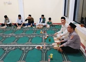 Pererat Tali Silaturahmi, Bhabinkamtibmas Kelurahan Ciseureuh Laksanakan Tarawih Keliling di Masjid Ukhuwah Islamiyyah