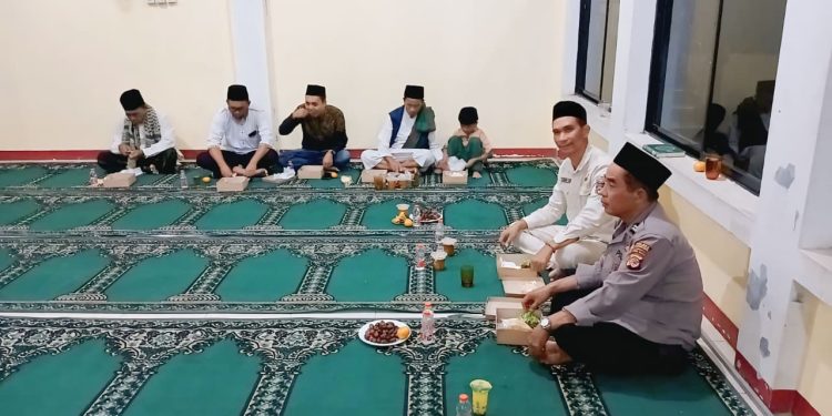 Pererat Tali Silaturahmi, Bhabinkamtibmas Kelurahan Ciseureuh Laksanakan Tarawih Keliling di Masjid Ukhuwah Islamiyyah