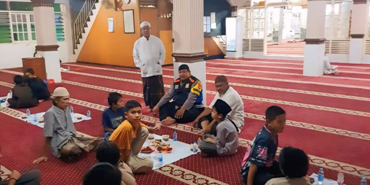 Mempererat Silaturahmi, Bhabinkamtibmas Nagri Kidul Buka Puasa Bersama Warga di Masjid Ar Roudloh