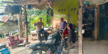 Bhabinkamtibmas Gencarkan Himbauan di Bengkel Motor, Ajak Warga Waspada dan Jaga Kamtibmas