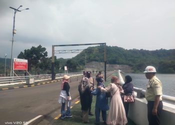 Bhabinkamtibmas Polsek Maniis Imbau Wisatawan Utamakan Keamanan Saat Berwisata
