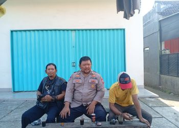 Bhabinkamtibmas Lebak Anyar Bangun Kedekatan Lewat Dialog Santai Bersama Warga