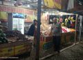 Bhabinkamtibmas Polsek Pasawahan Sambangi Pedagang Buah, Ingatkan Kewaspadaan Saat Berjualan Hingga Larut Malam