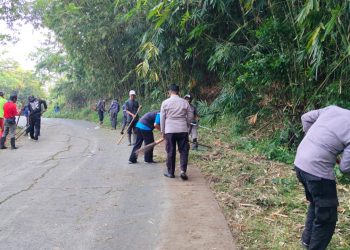 Anggota Polsek Sukasari Bersama Warga Gelar Kegiatan Ngosrek di Desa Kutamanah