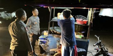 Polsek Plered Imbau Pedagang Malam Tingkatkan Kewaspadaan dan Jaga Ketertiban Lingkungan