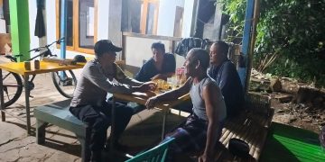 Suasana Ronda Malam Dimanfaatkan Bhabinkamtibmas Untuk Bangun Komunikasi Kamtibmas