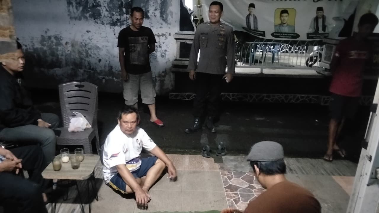 Bhabinkamtibmas Pasawahan Sambangi Warga Nongkrong, Beri Penyuluhan Hukum dan Kamtibmas Santai