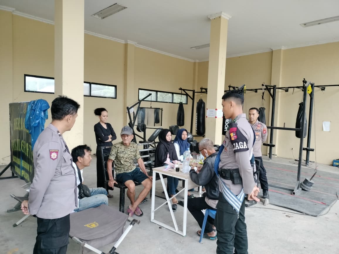 Respon Cepat Polsek Sukasari Tangani Kecelakaan Roda Dua di Desa Kutamanah