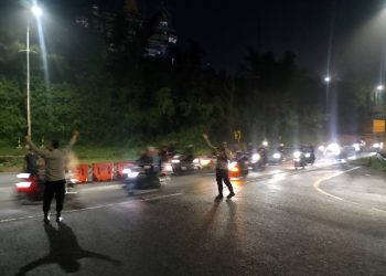 Kapolsek Darangdan Pimpin Pengamanan dan Pengaturan Lalu Lintas di Gerbang Tol 4 Darangdan
