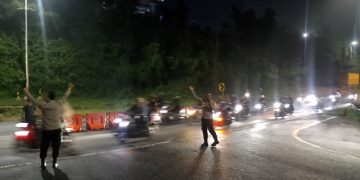 Kapolsek Darangdan Pimpin Pengamanan dan Pengaturan Lalu Lintas di Gerbang Tol 4 Darangdan
