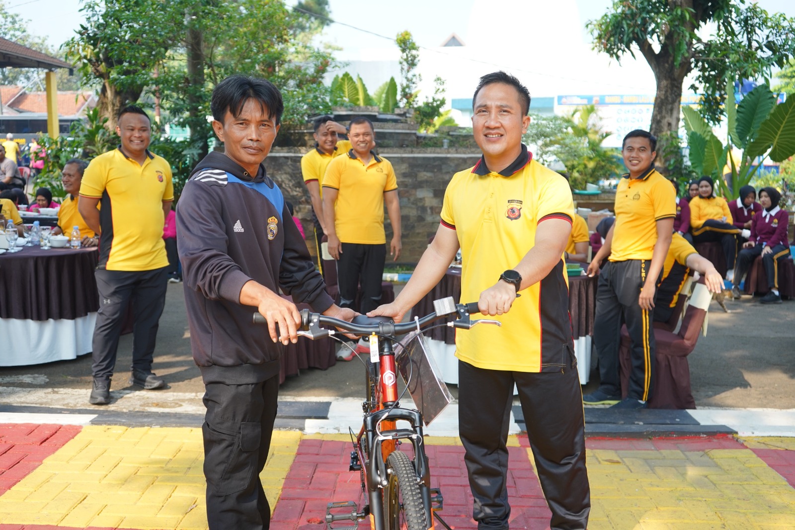 Polres Purwakarta Gelar Olahraga Bersama dan Undian Doorprize Sambut Hari Bhayangkara ke-80