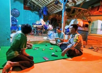 Bhabinkamtibmas Polsek Cibatu Door to Door System, Kenalkan Layanan Call Center 110 kepada Warga