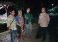 Patroli Dialogis Malam Hari, Bhabinkamtibmas Ajak Warga Tingkatkan Kepedulian Terhadap Keamanan Lingkungan
