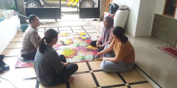 Sambangi Warga, Bhabinkamtibmas Desa Salamjaya Ingatkan Pentingnya Keamanan Lingkungan dan Kewaspadaan Ibu Rumah Tangga