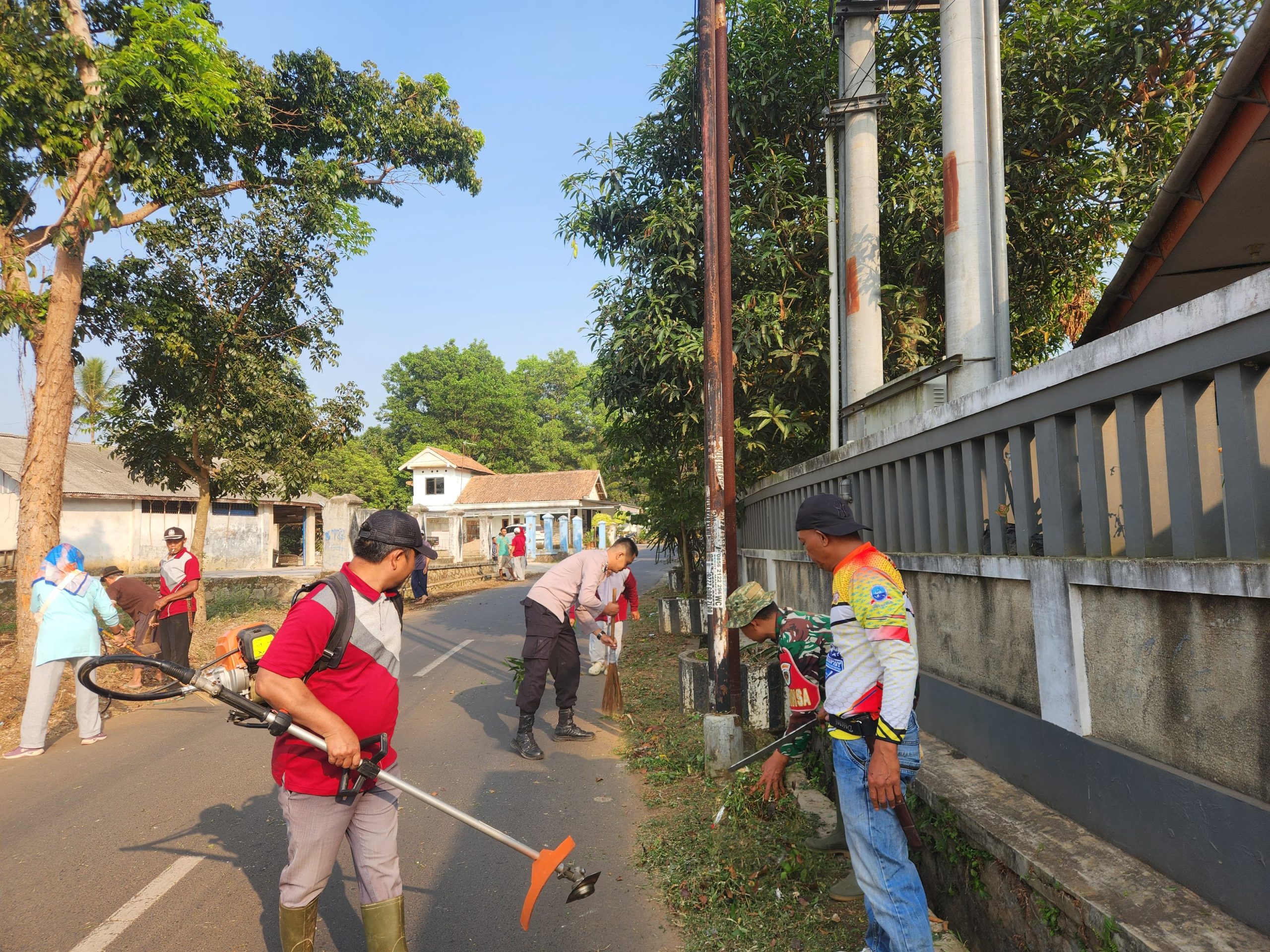 Gotong Royong Jadi Kunci Kamtibmas, Bhabinkamtibmas Campaka Dukung Lingkungan Bersih