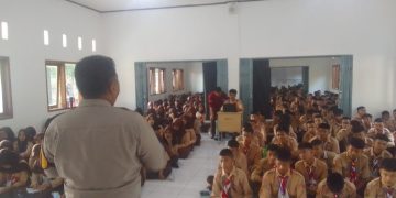 Cegah Kenakalan Remaja Sejak Dini, Kapolsek Pasawahan Tanamkan Kesadaran Hukum kepada Pelajar SMPN 1 Pasawahan