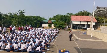 Tanamkan Budaya Tertib Sejak Dini, Unit Lantas Polsek Purwakarta Kota Edukasi Ratusan Siswa SMKN 3 Lingga Buana Lewat MPLS