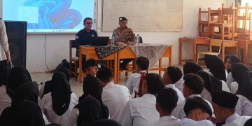 Bhabinkamtibmas Polsek Plered Bekali Pelajar Hadapi Tantangan Era Digital, Edukasi Bahaya Narkoba hingga Bullying Warnai MPLS