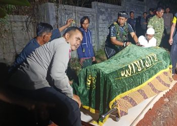 Bentuk Empati, Bhabinkamtibmas Desa Kembangkuning Bantu Proses Pemakaman Warga