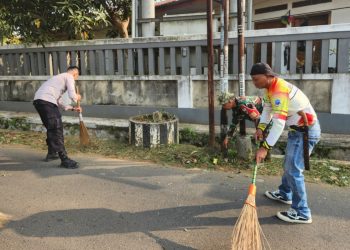 Bhabinkamtibmas Desa Cikumpay Hadiri Ngosrek Lingkungan, Polsek Campaka Dukung Gerakan Peduli Lingkungan