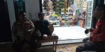Patroli Malam Bhabinkamtibmas Desa Bungurjaya Beri Rasa Aman bagi Pelaku UMKM yang Beraktivitas Hingga Larut Malam