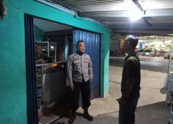 Sambangi Pelaku UMKM di Malam Hari, Bhabinkamtibmas Hadirkan Rasa Aman bagi Pedagang dan Pembeli