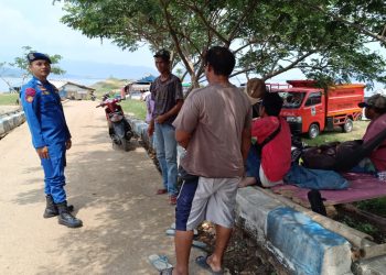 Polri Hadir di Pesisir Jatiluhur, Sat Polairud Edukasi Buruh Angkut Hadapi Perubahan Cuaca dan Jaga Keamanan