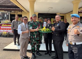 Hari Bhayangkara ke-80, Danramil Purwakarta Beri Kejutan ke Polsek Purwakarta Kota, TNI-Polri Semakin Solid Jaga Kamtibmas