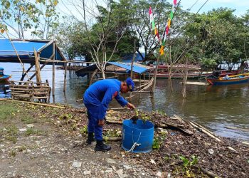 Polri Peduli Lingkungan, Sat Polairud Polres Purwakarta Bersihkan Pesisir Waduk Jatiluhur dari Sampah