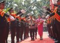 Penuh Haru dan Khidmat, Parade Farewell Kapolres Purwakarta Diwarnai Penyerahan Cenderamata Kujang sebagai Simbol Penghormatan dan Estafet Kepemimpinan