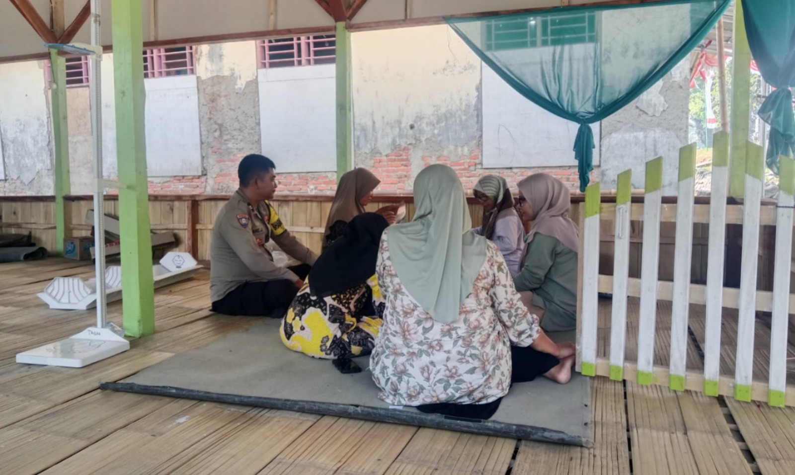 Sambangi Posyandu, Bhabinkamtibmas Kutamanah Edukasi Warga soal Kamtibmas dan Kesehatan Anak