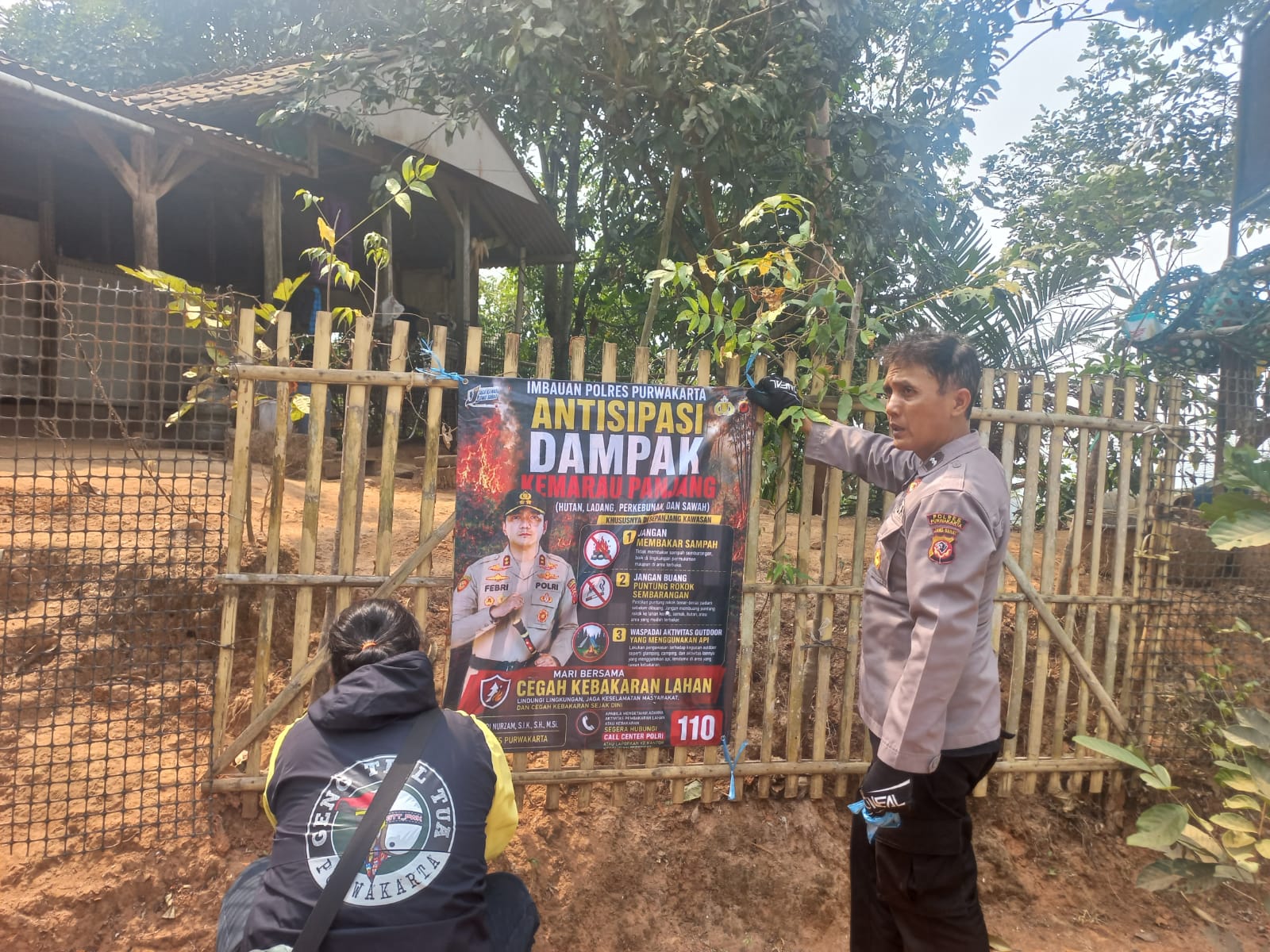 Waspada Kemarau Panjang, Polsek Sukasari Pasang Banner Imbauan Cegah Kebakaran Hutan dan Lahan
