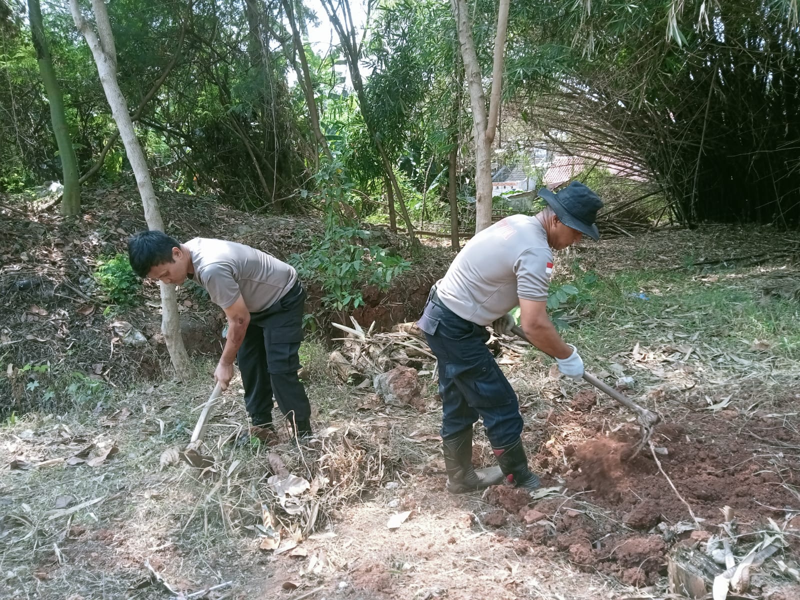 Jumat Ngosrek, Sat Samapta Polres Purwakarta Wujudkan Lingkungan Asri Melalui Pemanfaatan Lahan Tidur