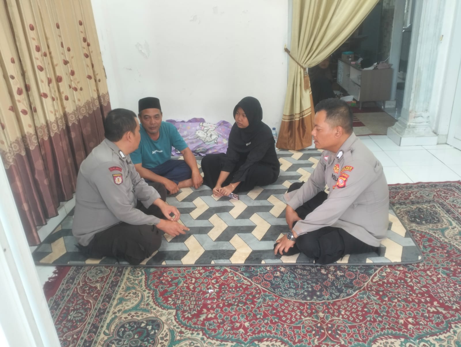Di Tengah Duka, Kehadiran Polsek Bojong Perkuat Kedekatan Polri dengan Masyarakat