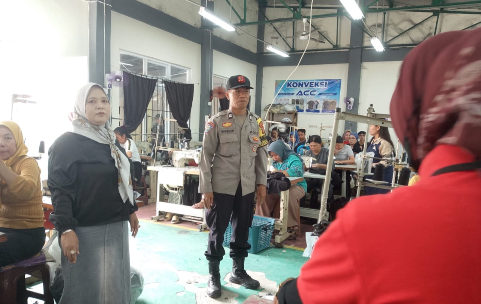 Cegah Premanisme, Bhabinkamtibmas Polsek Campaka Sambangi Konveksi dan Edukasi Pekerja