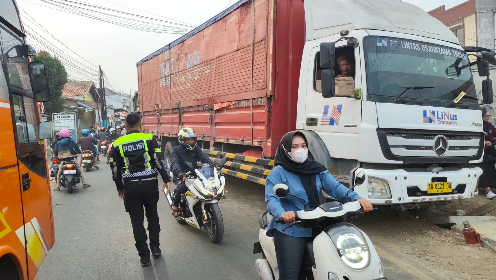 Truk Wing Box Terperosok Parit, Satlantas Polres Purwakarta Bergerak Cepat Atur Arus Lalu Lintas