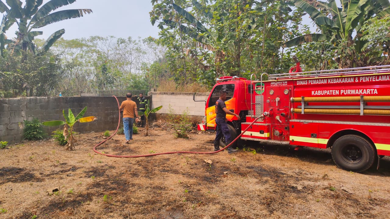 Gerak Cepat Tangani Kebakaran Lahan, Polsek Campaka Bersama Warga dan Damkar Padamkan Api