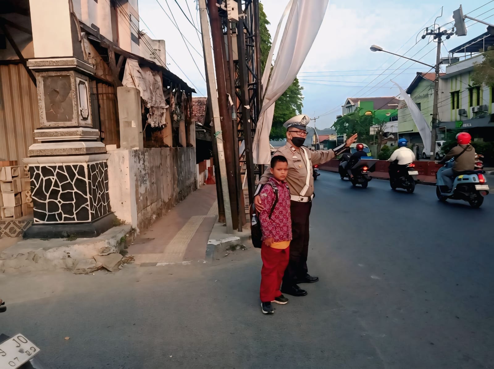 Jaga Mobilitas Warga Tetap Lancar, Polisi Hadir di Titik Padat Pertigaan Parcom