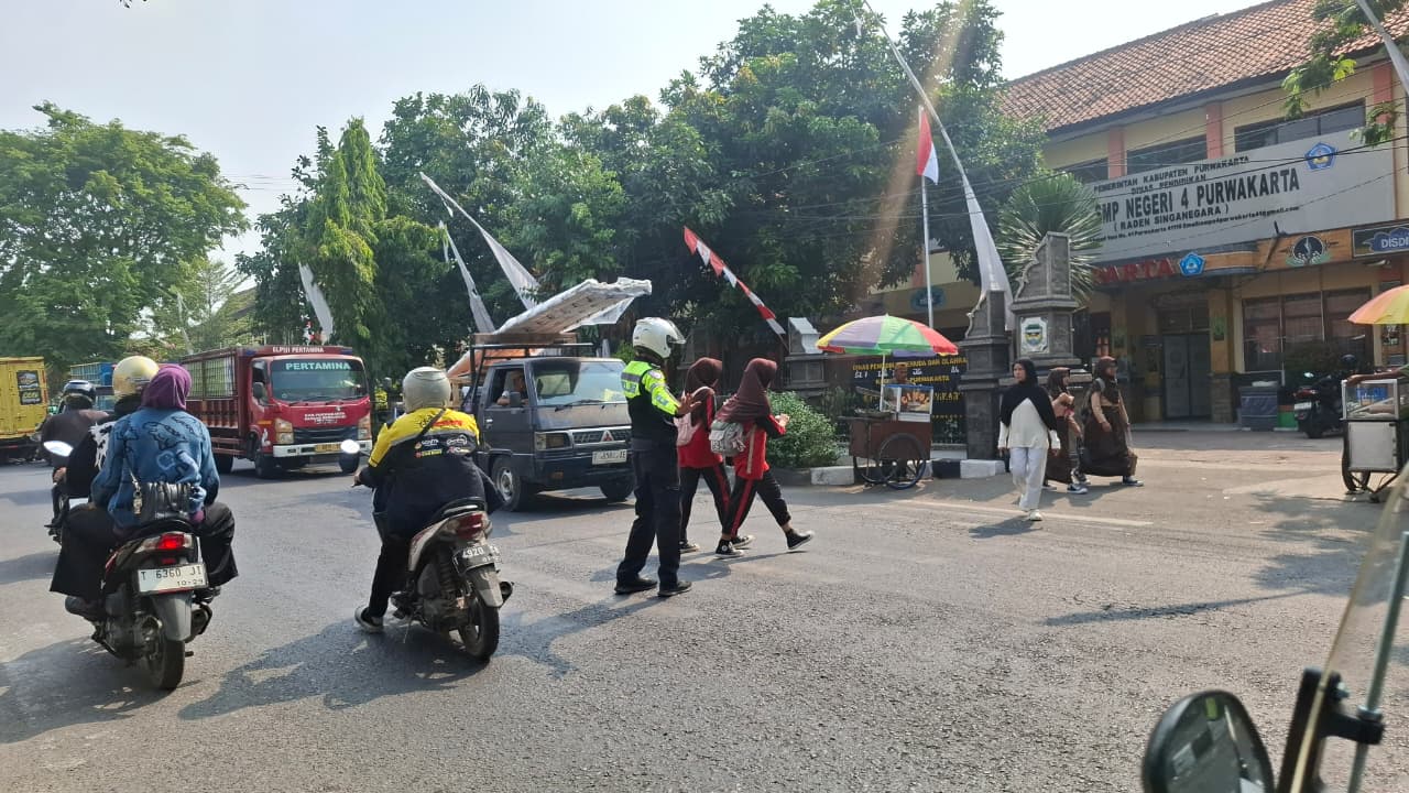 Jam Pulang Sekolah, Satlantas Polres Purwakarta Pastikan Pelajar Menyeberang dengan Aman