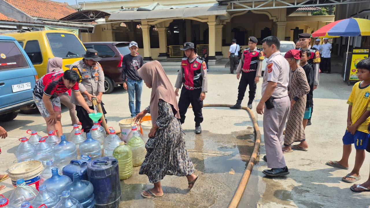 Polres Purwakarta Hadir di Tengah Kemarau, Warga Kampung Krajan Antusias Terima Bantuan Air Bersih