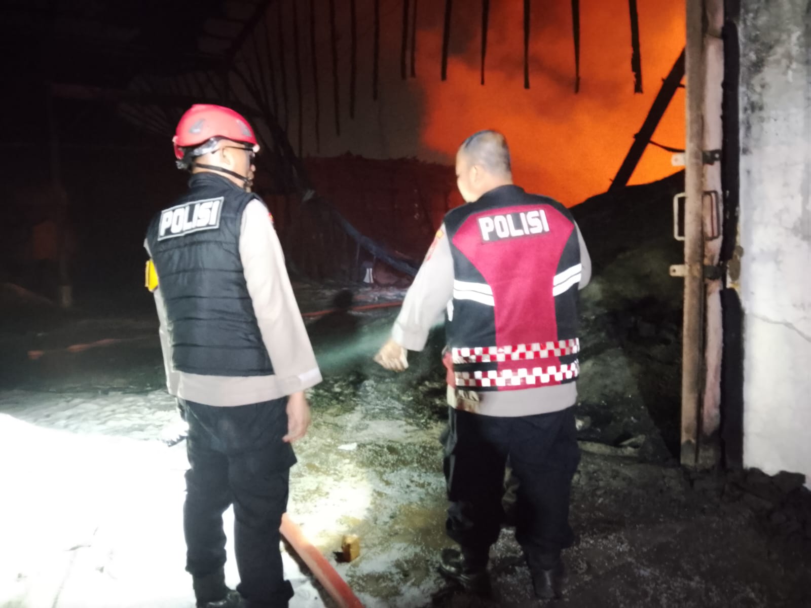 Api Padam, Polri Sterilkan Lokasi Kebakaran PT Iluva untuk Pastikan TKP Aman dan Pemeriksaan Berjalan Optimal