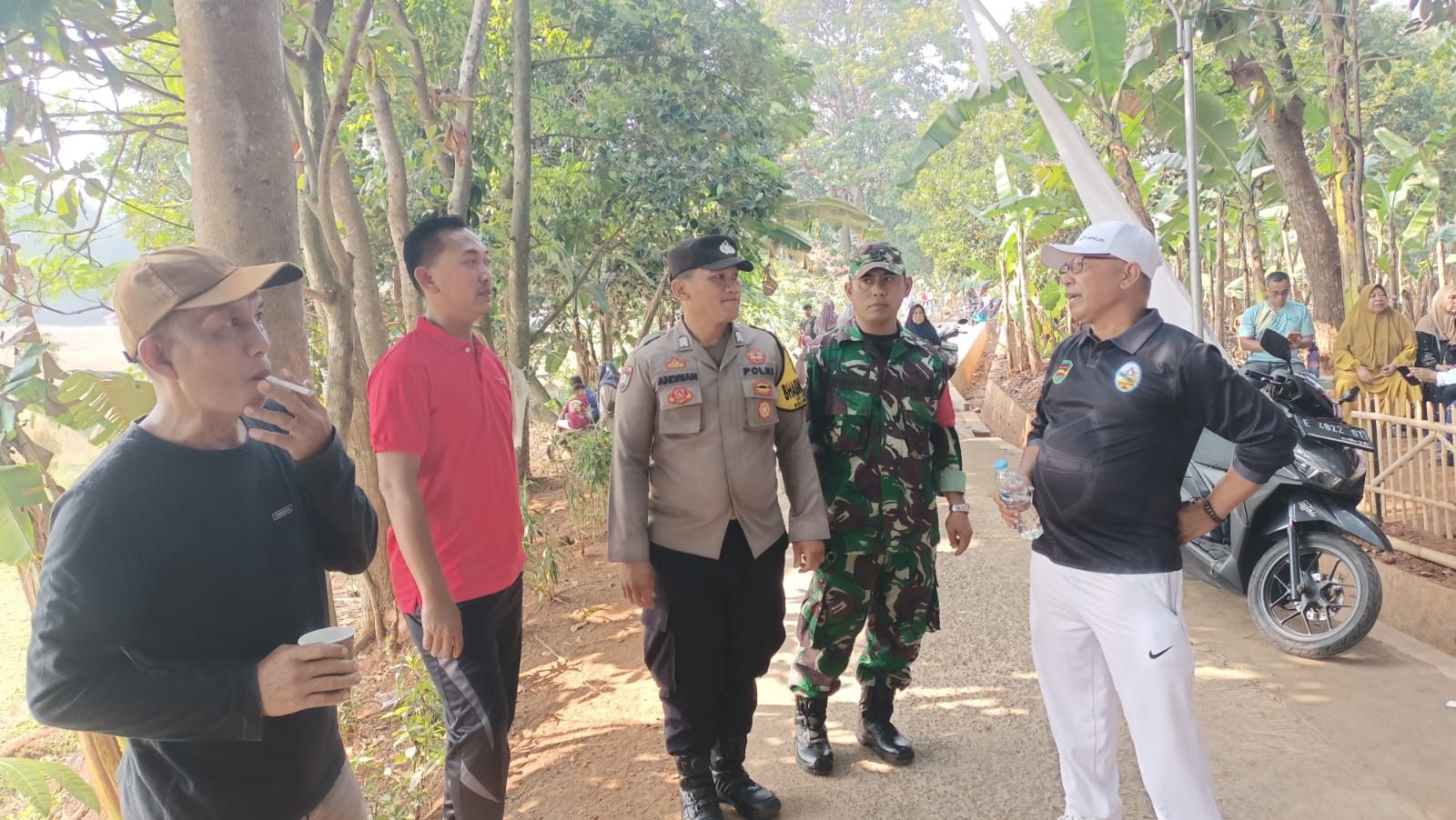 Bhabinkamtibmas Hadir di Pasar Cikarukut, Polri Dukung UMKM dan Aktivitas Ekonomi Warga