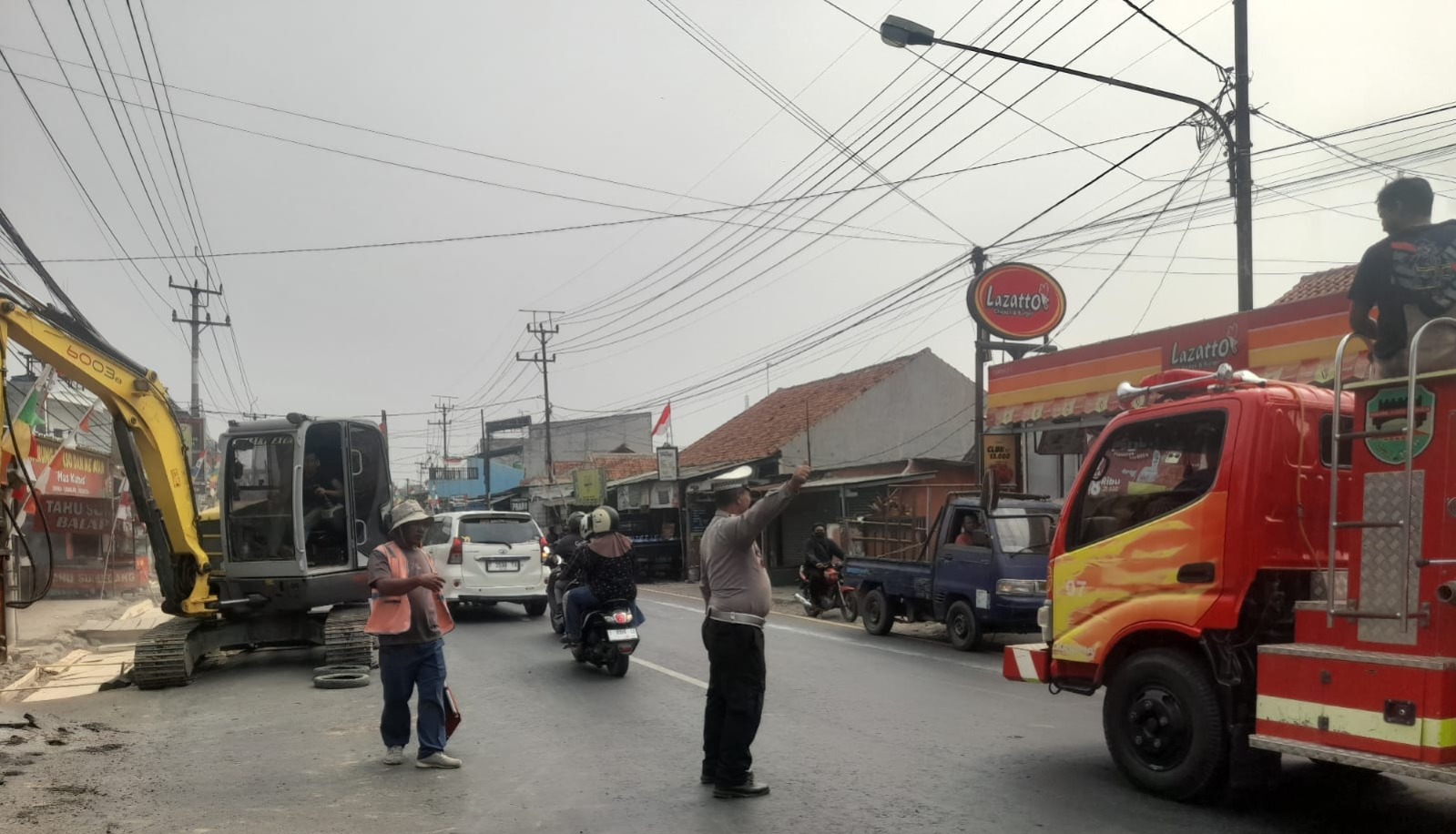 Arus Lalu Lintas Tersendat Akibat Perbaikan Saluran, Personel Satlantas Polsek Campaka Turun Langsung Atur Kendaraan