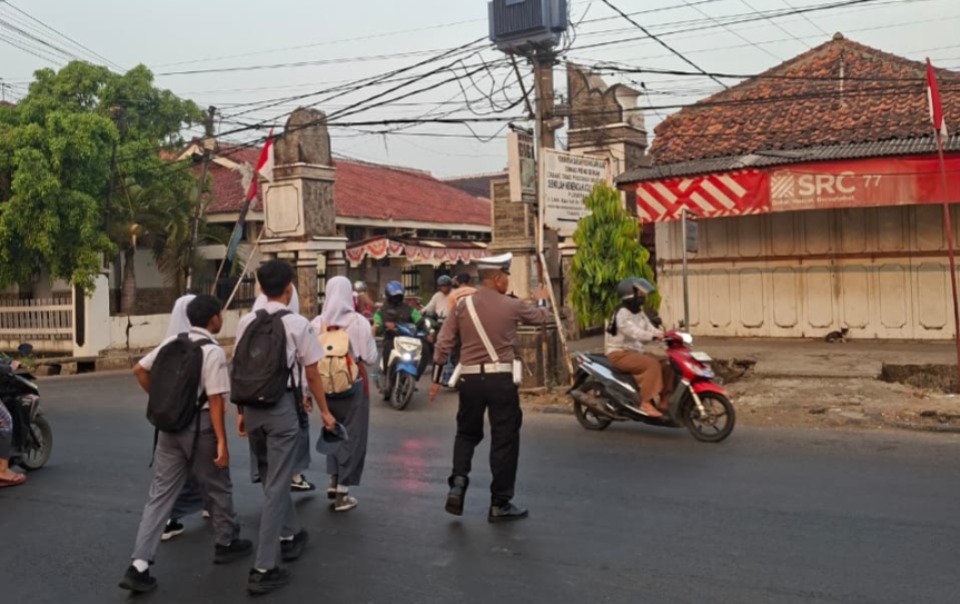Polisi Hadir di Titik Rawan Kemacetan, Satlantas Polres Purwakarta Kawal Aktivitas Pagi Masyarakat