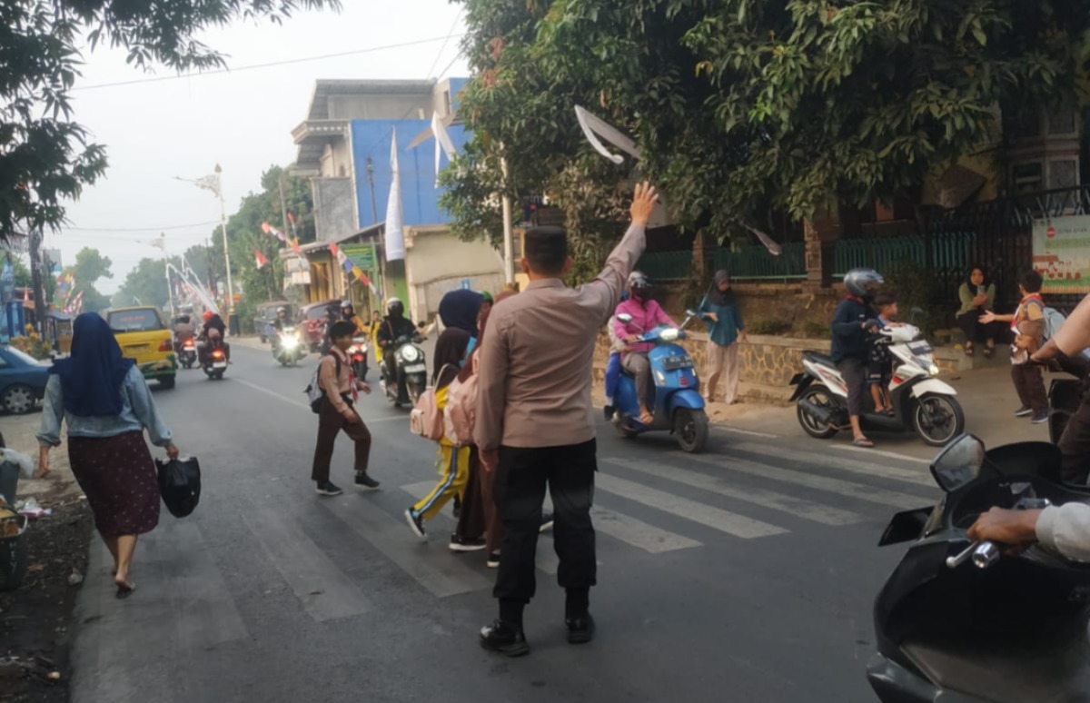 Pastikan Anak Sekolah Aman Menyeberang, Polsek Jatiluhur Hadir Berikan Pelayanan Pagi