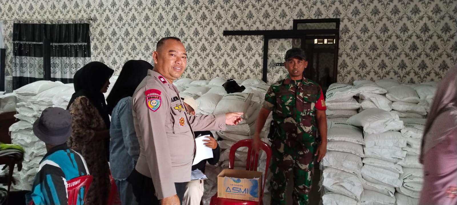 Sinergitas TNI-Polri Kawal Penyaluran Bantuan Pangan untuk 555 KK Warga Cijunti