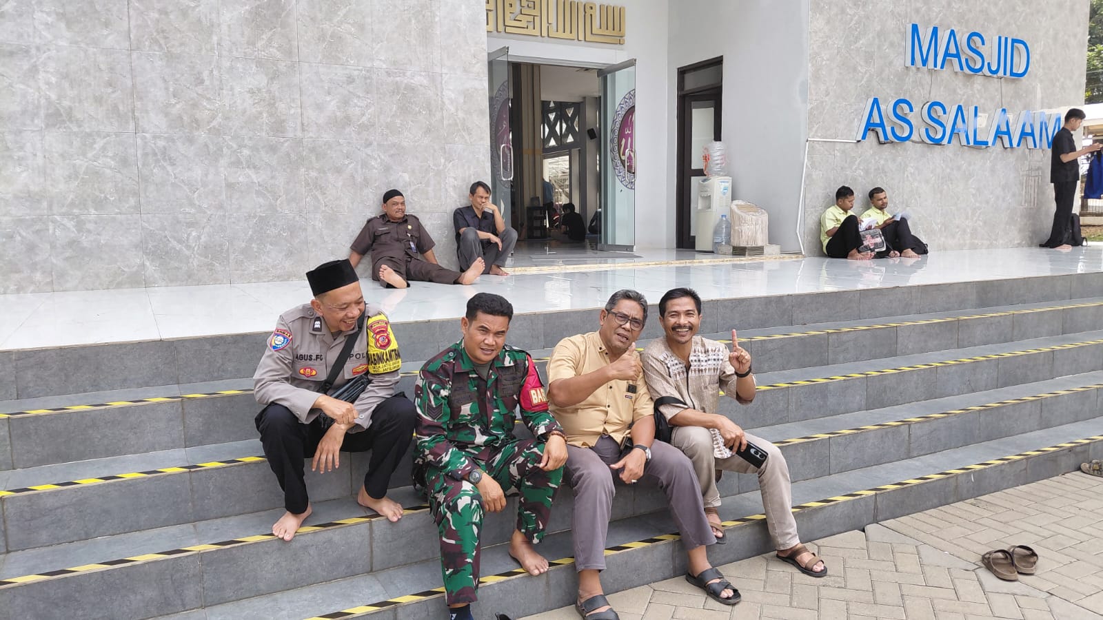 Usai Salat Jumat, Bhabinkamtibmas dan Babinsa Berdialog dengan Warga Perkuat Sinergi Jaga Kamtibmas