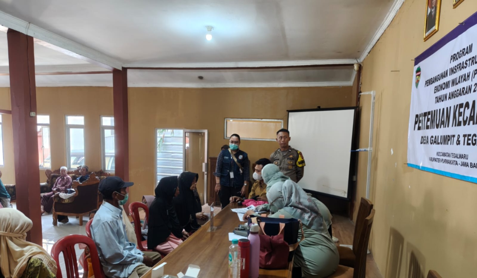 Polri Hadir di Tengah Warga, Bhabinkamtibmas Polsek Plered Kawal Pelayanan Kesehatan Gratis