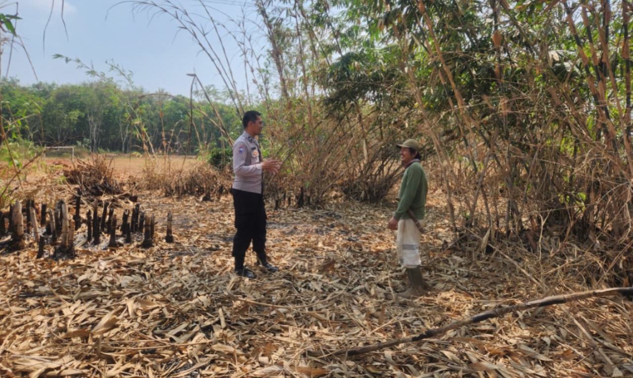 Cegah Kebakaran di Kebun Bambu, Bhabinkamtibmas Polsek Campaka Ingatkan Warga Waspada Musim Kemarau