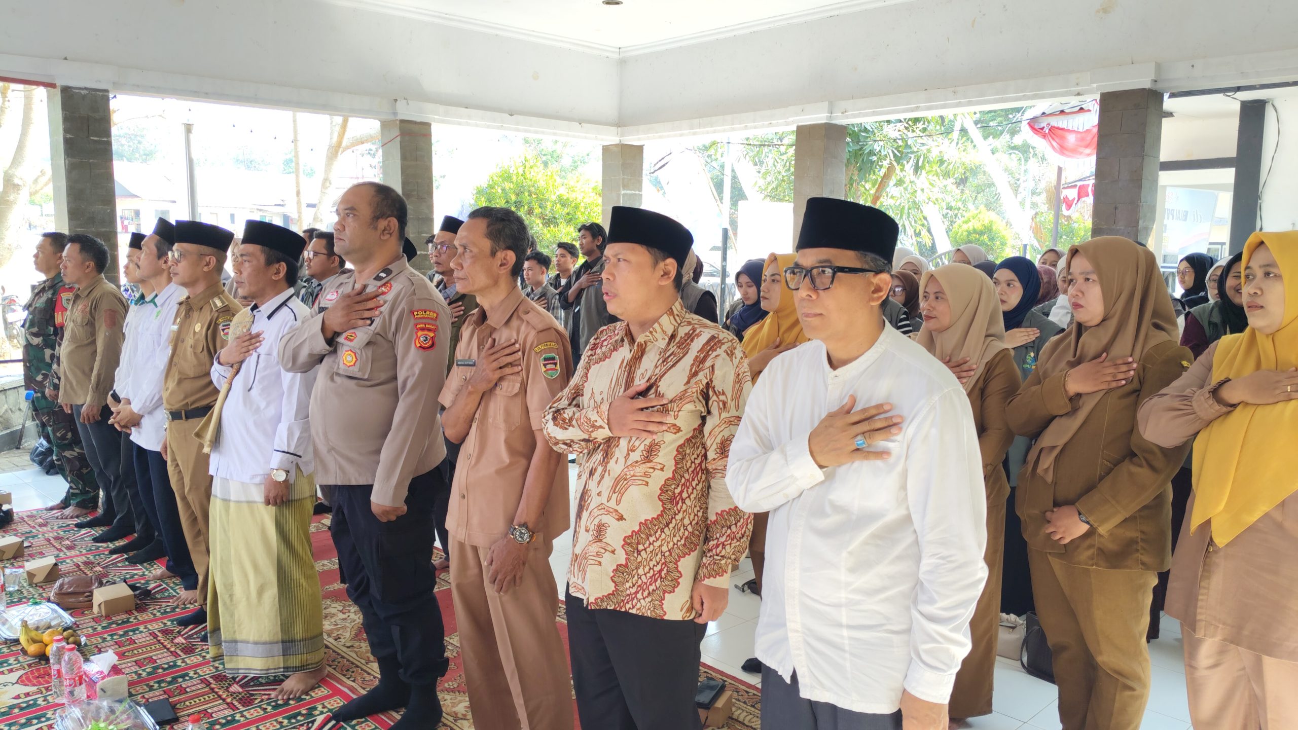 Bhabinkamtibmas Hadir di Maulid Nabi dan Penutupan Kuliah Pengabdian Umat di Sukasari